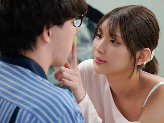Cậu nhân viên may mắn được cô khách quen dạy hôn, ảnh bìa từ VLXX